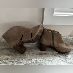 Dansko Delphina Peep Toe Shoe Womans Size 39 NWOT